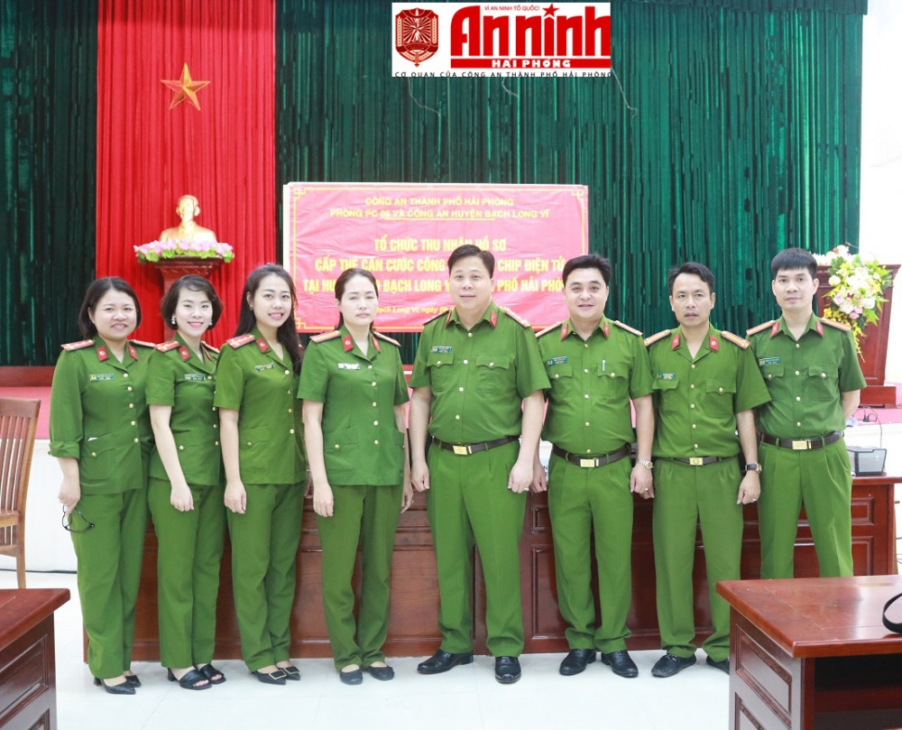 Đại tá Bùi Trung Thành – Phó Giám đốc CATP cùng đội ngũ cán bộ trong tổ cấp CCCD lưu động tại huyện đảo Bạch Long Vĩ
