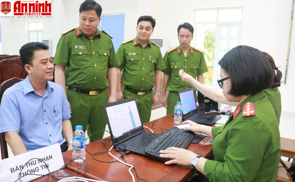 Bí thư Huyện uỷ, Chủ tịch UBND huyện Bạch Long Vĩ – Trần Quang Tường đến từ rất sớm để làm CCCD gắn chíp điện tử