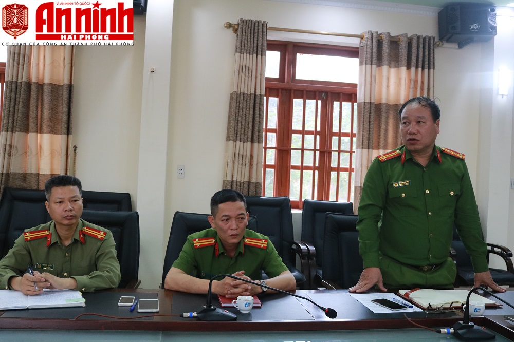 Đại tá Trần Nghĩa hiệp - Trưởng CAH Bạch Long Vĩ báo cáo kết quả công tác Công an tại buổi kiểm tra
