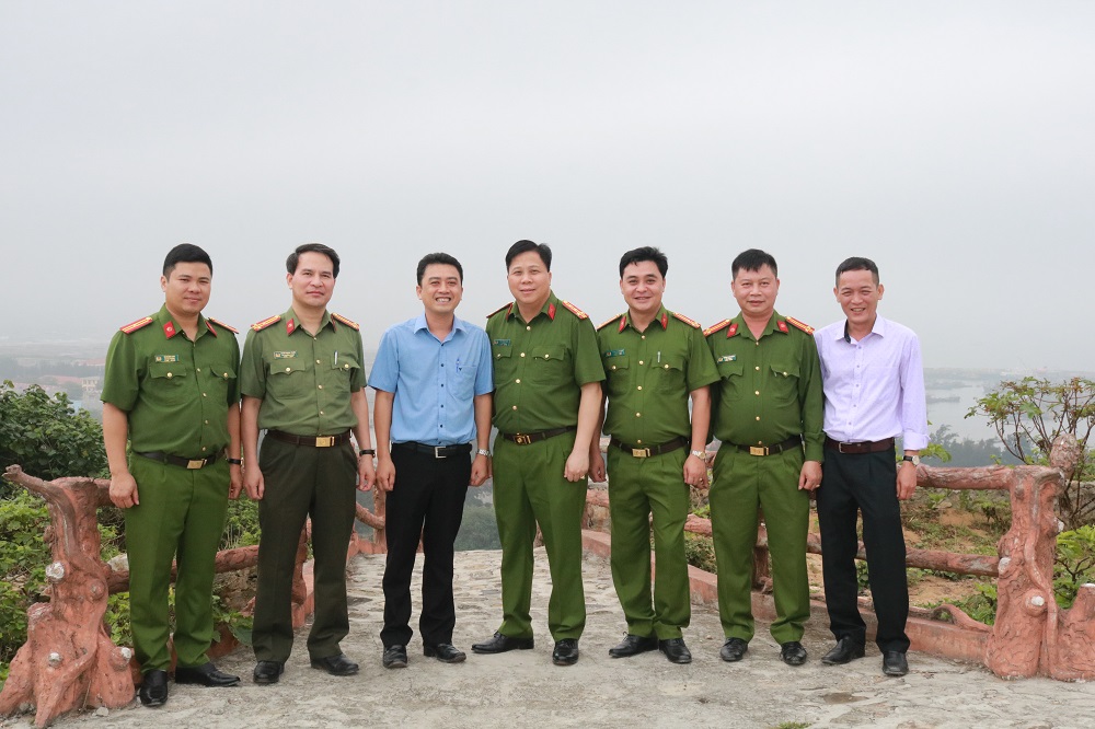 Đại tá Bùi Trung Thành – Phó Giám đốc CATP và Bí thư Huyện uỷ, Chủ tịch UBND huyện Bạch Long Vĩ – Trần Quang Tường cùng các thành viên trong đoàn công tác trồng cây tại Công viên tuổi trẻ Sông Hồng, Tổng đội Thanh niên xung phong Hải Phòng