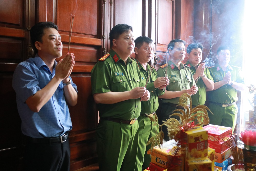 Đại tá Bùi Trung Thành – Phó Giám đốc CATP và Bí thư Huyện uỷ, Chủ tịch UBND huyện Bạch Long Vĩ – Trần Quang Tường cùng các thành viên trong đoàn công tác trồng cây tại Công viên tuổi trẻ Sông Hồng, Tổng đội Thanh niên xung phong Hải Phòng