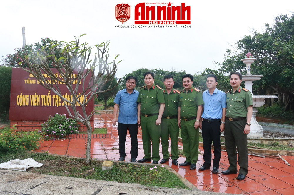 Đại tá Bùi Trung Thành – Phó Giám đốc CATP và Bí thư Huyện uỷ, Chủ tịch UBND huyện Bạch Long Vĩ – Trần Quang Tường cùng các thành viên trong đoàn công tác trồng cây tại Công viên tuổi trẻ Sông Hồng, Tổng đội Thanh niên xung phong Hải Phòng