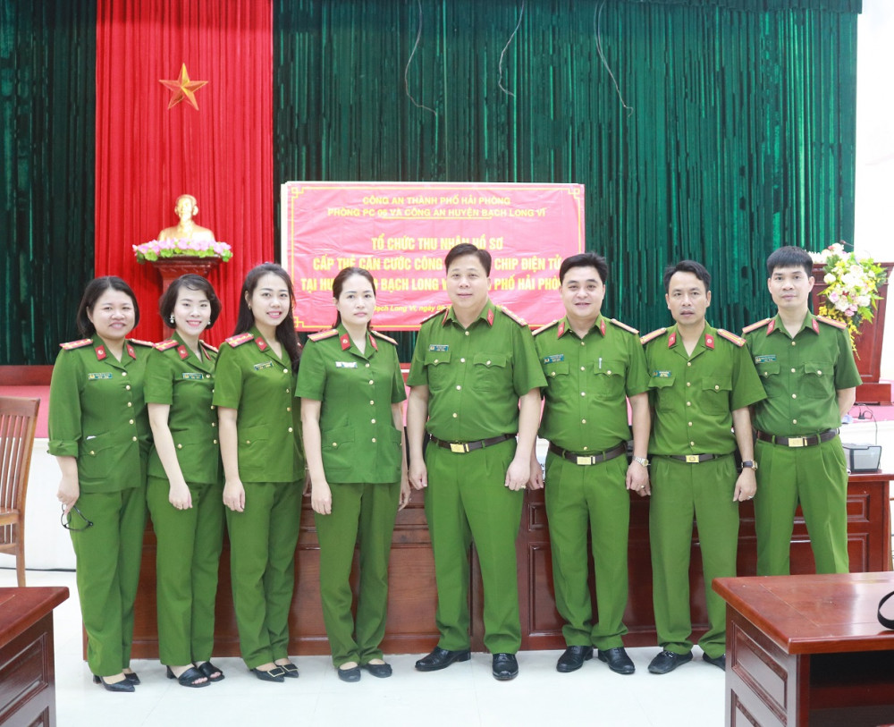 Thiếu tá Nguyễn Thị Ngư (thứ 4 từ trái sang) tham gia đoàn công tác cấp CCCD cho cán bộ, quân và dân huyện đảo Bạch Long Vĩ