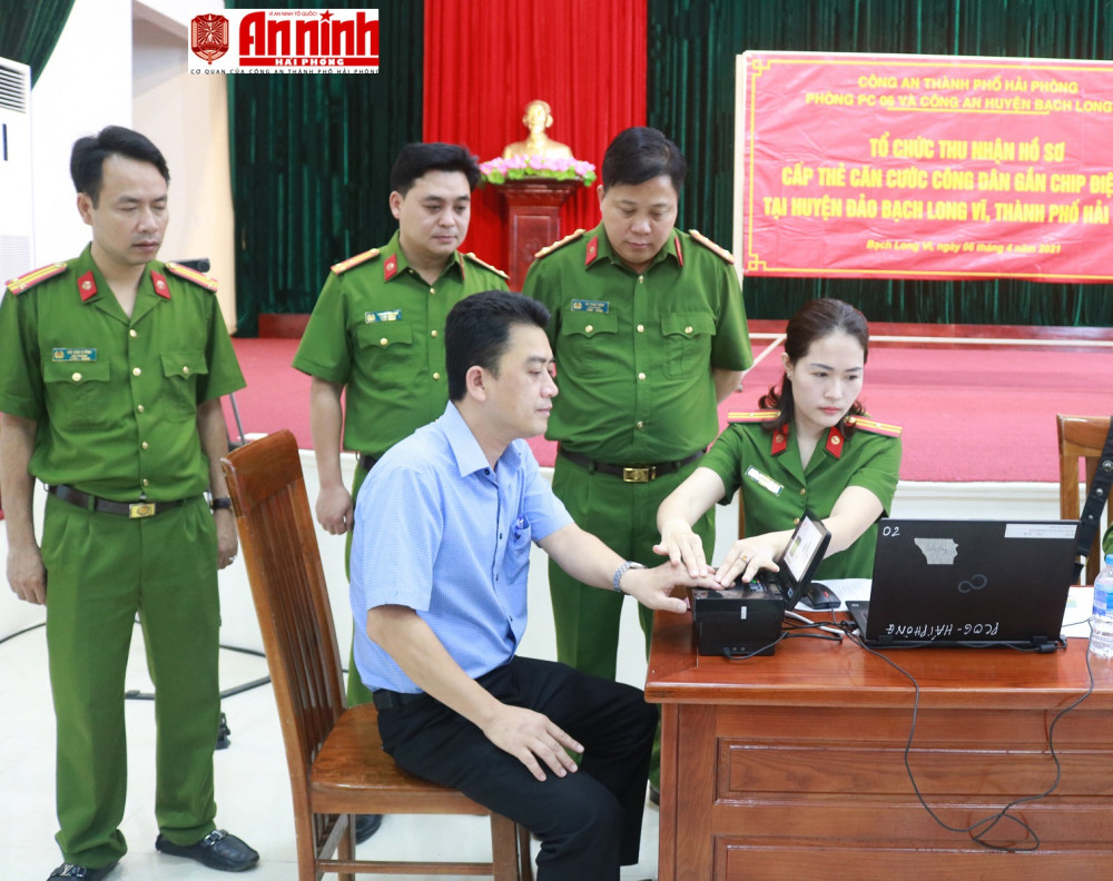 Thiếu tá Nguyễn Thị Ngư cấp CCCD cho cán bộ, quân và dân huyện đảo Bạch Long Vĩ