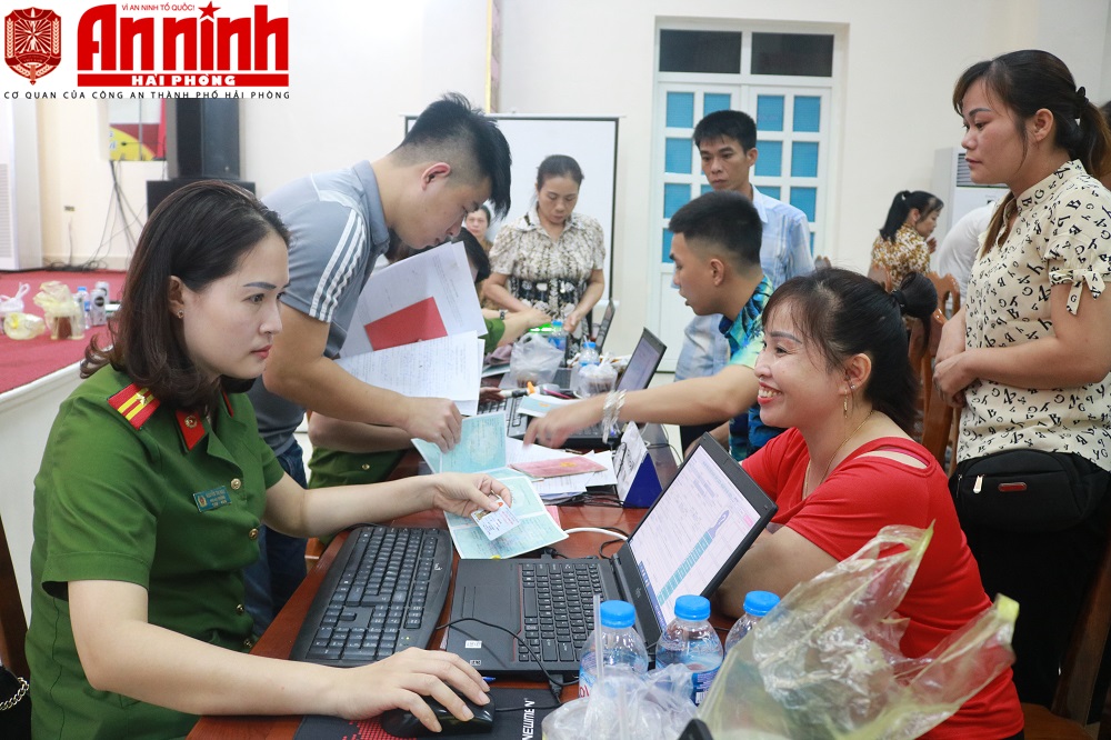 Thiếu tá Nguyễn Thị Ngư cấp CCCD cho cán bộ, quân và dân huyện đảo Bạch Long Vĩ