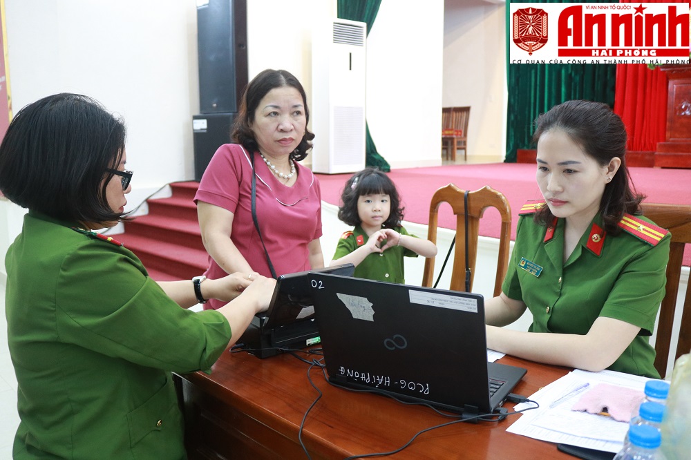 Thiếu tá Nguyễn Thị Ngư cấp CCCD cho cán bộ, quân và dân huyện đảo Bạch Long Vĩ