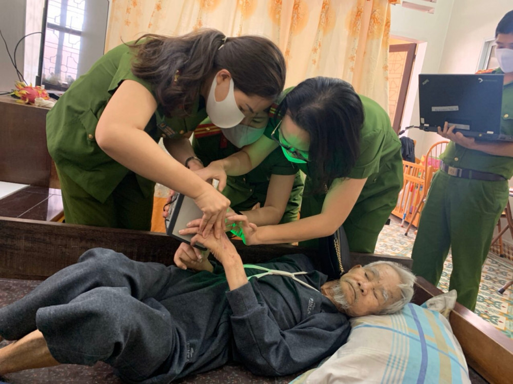 Thiếu tá Nguyễn Thị Ngư cùng đồng đội cấp CCCD tại nhà và tại giường bệnh cho người già yếu trên địa bàn thành phố