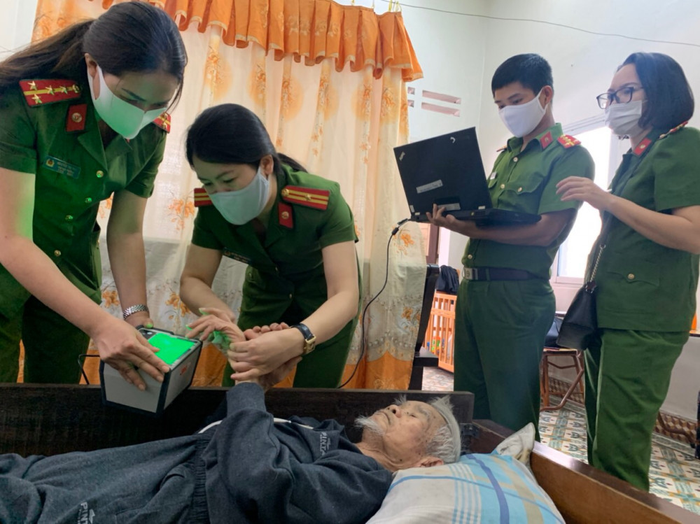 Thiếu tá Nguyễn Thị Ngư cùng đồng đội cấp CCCD tại nhà và tại giường bệnh cho người già yếu trên địa bàn thành phố