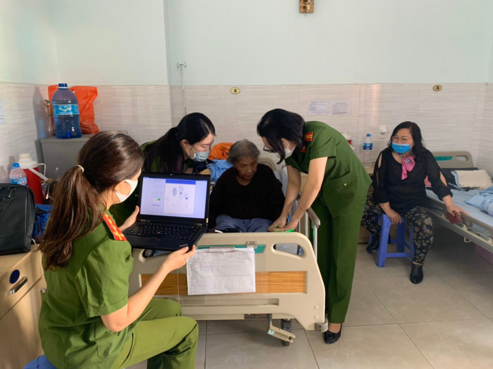 Thiếu tá Nguyễn Thị Ngư cùng đồng đội cấp CCCD tại nhà và tại giường bệnh cho người già yếu trên địa bàn thành phố