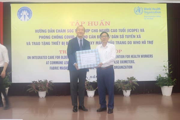 Đại diện lãnh đạo Sở Y tế tiếp nhận máy đo độ bão hòa oxy máu do ông Kidong Park