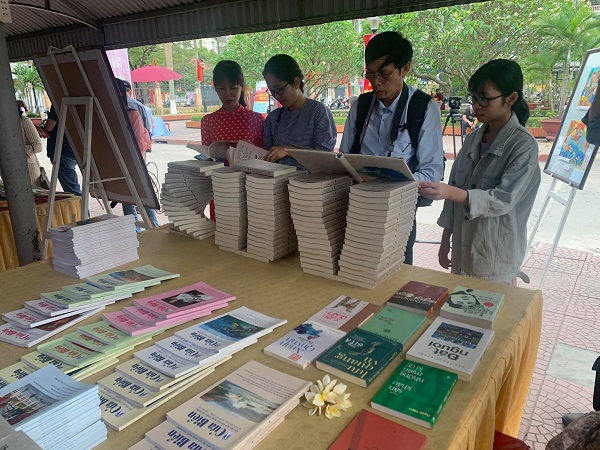 Các gian trưng bày sách tại Thư viện Khoa học tổng hợp thành phố thu hút rất đông người tới xem Các gian trưng bày sách tại Thư viện Khoa học tổng hợp thành phố thu hút rất đông người tới xem