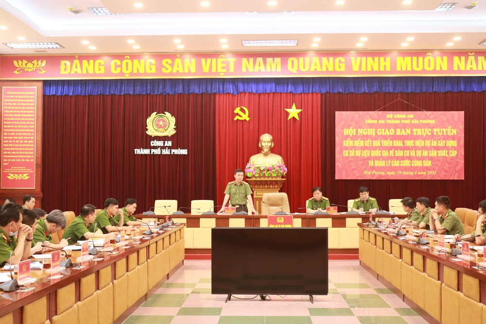 Thượng tá Lê Trung Sơn – Phó Giám đốc CATP phát biểu chỉ đạo sau hội nghị trực tuyến