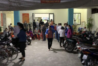 Cấp căn cước công dân ở Hải Phòng: Công an xuyên đêm làm việc, cõng người già ốm yếu…