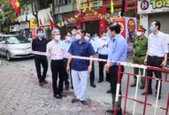 Chủ tịch UBND thành phố Nguyễn Văn Tùng kiểm tra tại khu vực J881 ưu đãi hấp dẫn y tế liên quan đến trường hợp dương tính với COVID-19