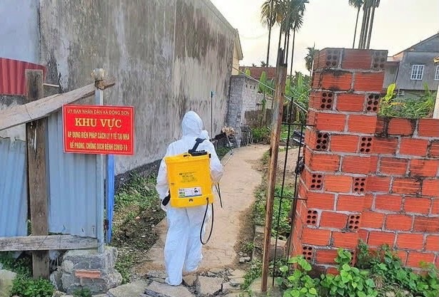 Trung tâm Y tế huyện Thủy Nguyên phun khử khuẩn tại nơi ở trường hợp F1 ở xã Mỹ Đồng huyện Thủy Nguyên Trung tâm Y tế huyện Thủy Nguyên phun khử khuẩn tại nơi ở trường hợp F1 ở xã Mỹ Đồng huyện Thủy Nguyên