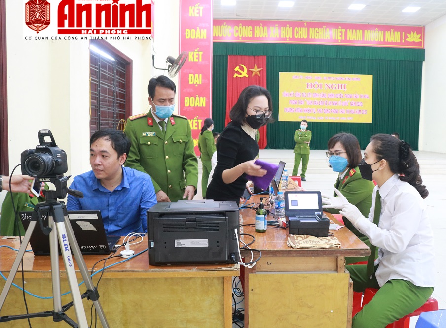 CATP tô chức cấp CCCD gắn chíp điện tử cho người dân thông lễ, xuyên đêm