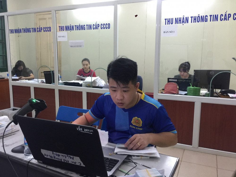 Cán bộ Phòng Cảnh sát QLHC về TTXH, CATP, kiểm tra thẻ CCCD gắn chíp điện tử trước khi bàn giao cho Bưu điện thành phố tổ chức trả thẻ cho người dân qua đường Bưu điện