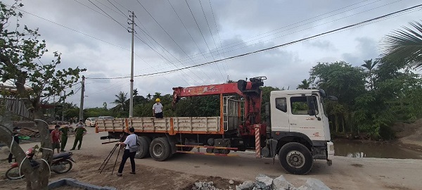 Trong quá trình cẩu cây cảnh, lái xe ô tô vi phạm khoảng cách an toàn phóng điện đường dây 110KV Trong quá trình cẩu cây cảnh, lái xe ô tô vi phạm khoảng cách an toàn phóng điện đường dây 110KV