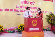 Phó Tải app J88 mobile mới nhất Lê Văn Thành tham dự bỏ phiếu bầu cử tại Tổ bầu cử số 1, phường Đồng Quốc Bình (quận Ngô Quyền)