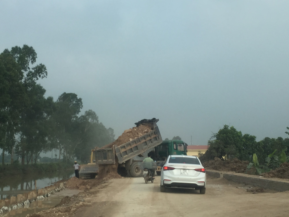 Đơn vị thi công đẩy nhanh tiến độ thi công đảm bảo đưa tuyến đường vào sử dụng trong tháng 7 tới. Đơn vị thi công đẩy nhanh tiến độ thi công đảm bảo đưa tuyến đường vào sử dụng trong tháng 7 tới.
