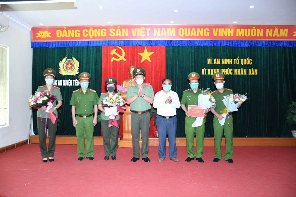 Các đồng chí: Đại tá Đào Quang Trường- Phó Giám đốc CATP, Ngô Ngọc Khánh- Phó Bí thư Thường trực Huyện ủy Tiên Lãng trao thưởng cho các đơn vị phá án Các đồng chí: Đại tá Đào Quang Trường- Phó Giám đốc CATP, Ngô Ngọc Khánh- Phó Bí thư Thường trực Huyện ủy Tiên Lãng trao thưởng cho các đơn vị phá án