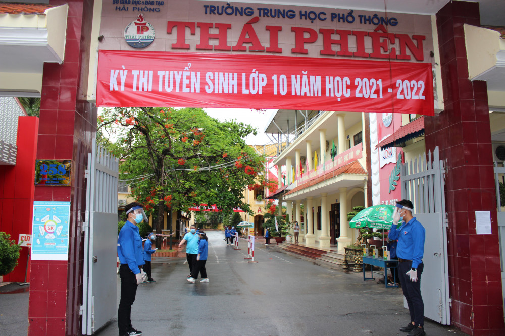 Tại trường THPT Thái Phiên, các bạn tình nguyện viên đã có mặt từ sớm và sẵn sàng làm công tác chuẩn bị đón tiếp thí sinh