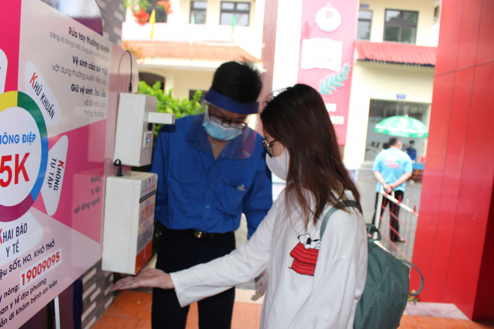 Tại trường THPT Thái Phiên, máy đo thân nhiệt và sát khuẩn tay tự động là một sáng kiến của các thành viên clb Robotics và các tình nguyện viên của trường.