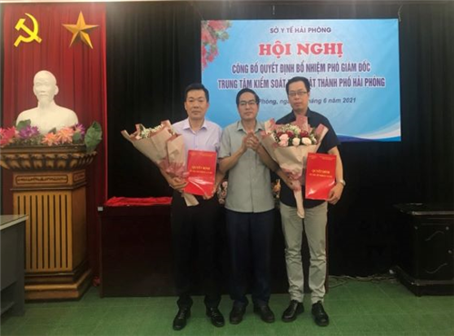 TS. Phan Huy Thục - Phó Giám đốc Sở Y tế trao Quyết định của Sở Y tế và tặng hoa chúc mừng 02 đồng chí tân Phó Giám đốc Trung tâm J881 ưu đãi hấp dẫn bệnh tật thành phố