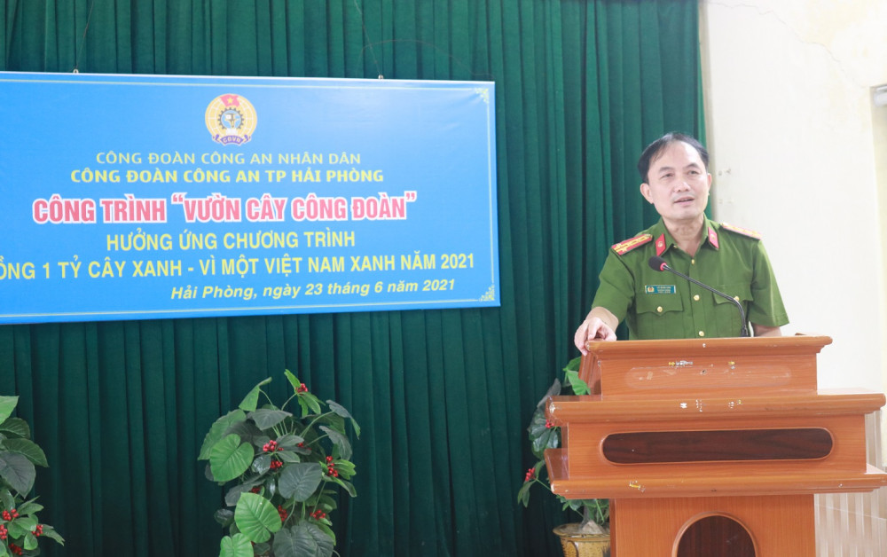 Đại tá Vũ Minh Sơn – Bí thư Đảng uỷ, Trưởng Phòng Cảnh sát Cơ động trao Quyết định cho các đồng chí được thăng cấp bậc hàm, nâng lương