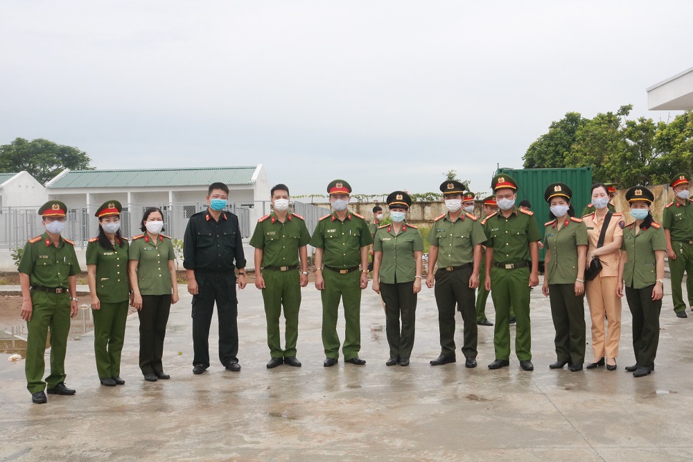 Các đại biểu khảo sát địa điểm trồng Vườn cây Công đoà
