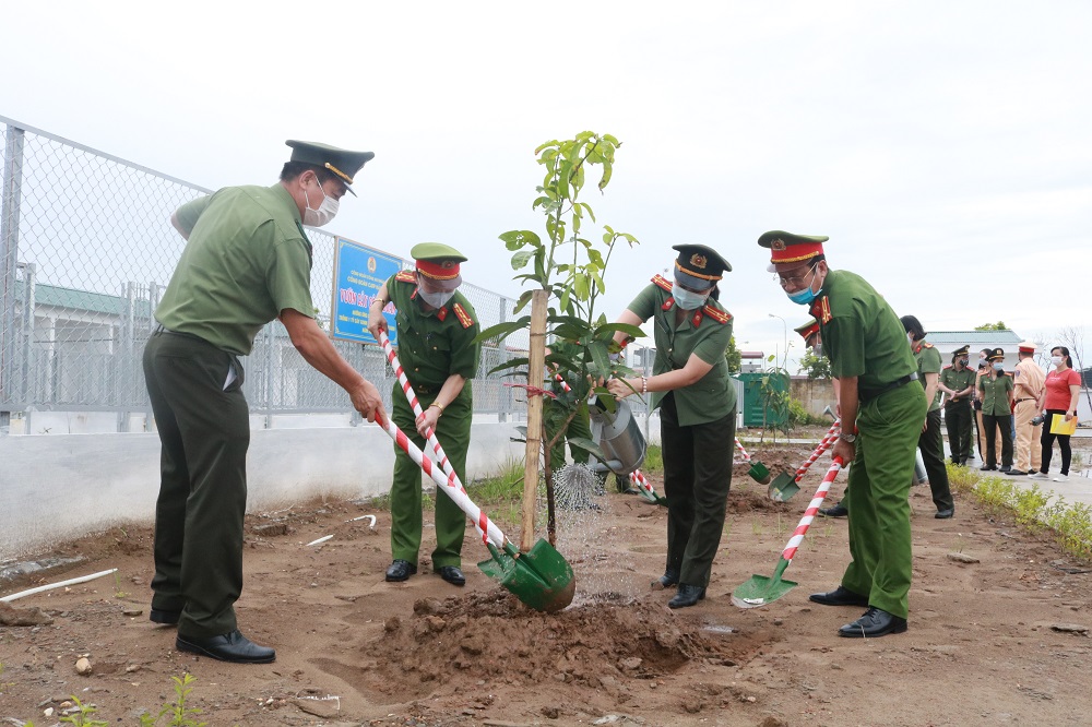 Các đại biểu tham gia trồng ''Vườn cây Công đoàn''