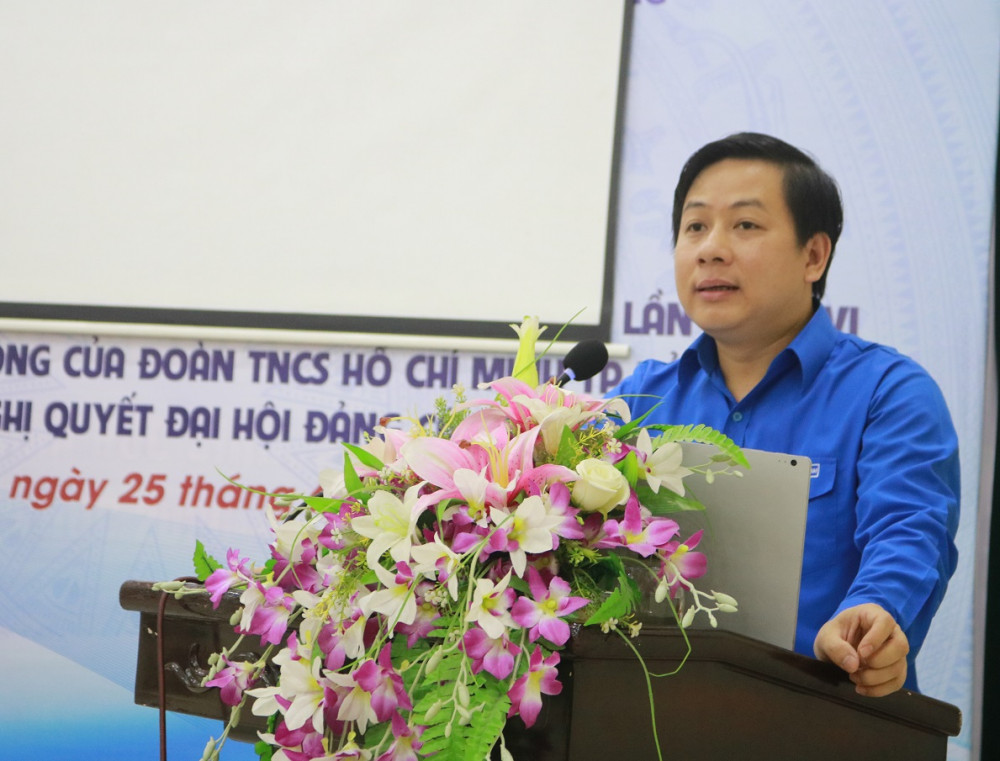 đồng chí Phạm Ngọc Tiến - Phó Bí thư thường trực Thành đoàn lên quán triệt chuyên đề 1: Tổ chức các phong trào hành động cách mạng phát huy vai trò xung kích, tình nguyện, sáng tạo của thanh niên trong Đăng ký nhận khuyến mãi và bảo vệ Tổ quốc và tổ chức các chương trình đồng hành với thanh niên
