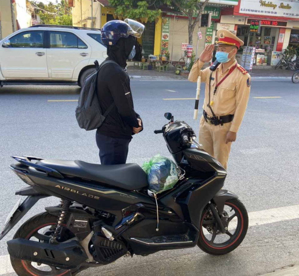 Đại úy, Đặng Văn Hưởng làm nhiệm vụ tại điểm thi Trường THPT Tiên Lãng