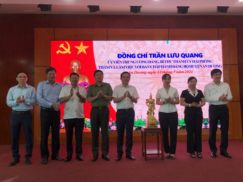 Đồng chí Trần Lưu Quang- Bí thư Thành ủy trao quà tặng huyện An Dương Đồng chí Trần Lưu Quang- Bí thư Thành ủy trao quà tặng huyện An Dương
