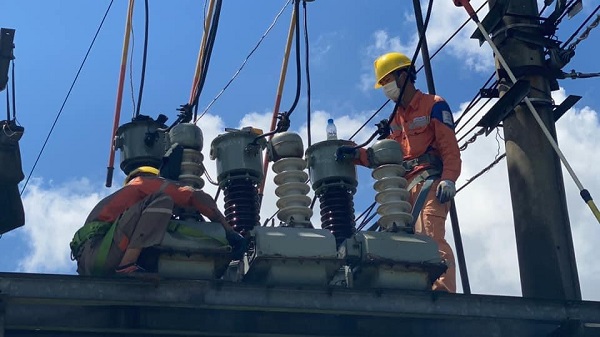 01- Điện lực Vĩnh Bảo xử lý sự cố dưới nắng nóng 40 độ C ngoài trời để kịp thời cấp điện cho nhân dân
