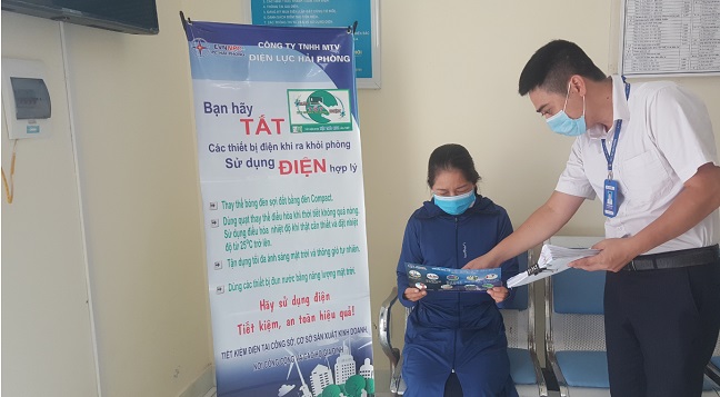 Nhân viên Điện Lực Tiên Lãng hướng dẫn khách hàng sử dụng điện tiết kiệm, an toàn hiệu quả