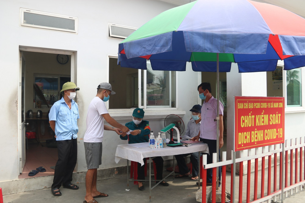 Ông Nguyễn Văn Chiến- Chủ tịch UBND xã Nam Sơyện An Dương kiểm tra tại chốt chốt tại bãi xe Công ty TNHH Đăng ký nhận khuyến mãi  Thương mại Nam Sơn ở thôn Quỳnh Hoàng