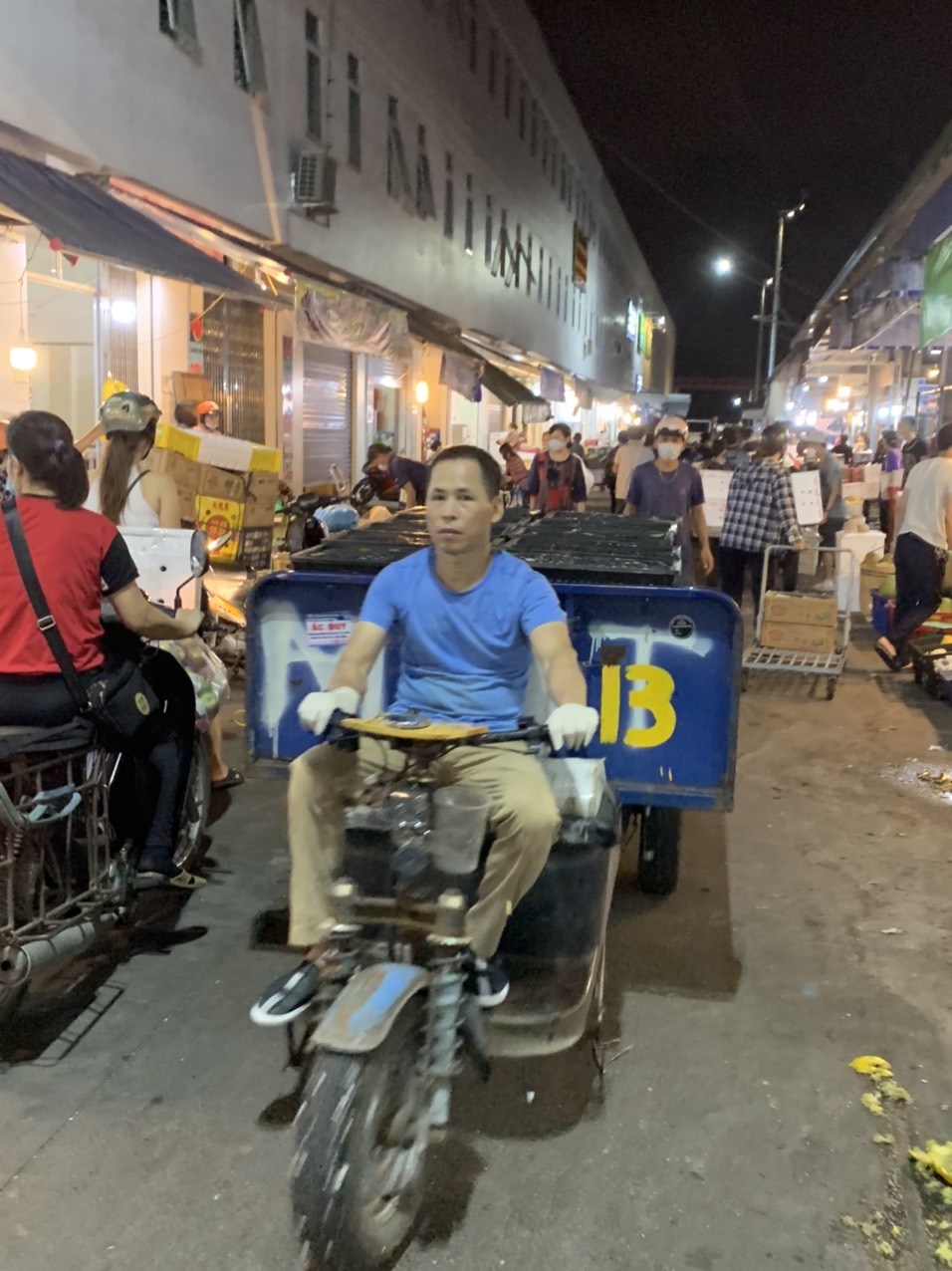 Các tiểu thương tại chợ đầu mối hoa quả Sở Dầu vi phạm quy định phòng chống dịch khi không đeo khẩu trang