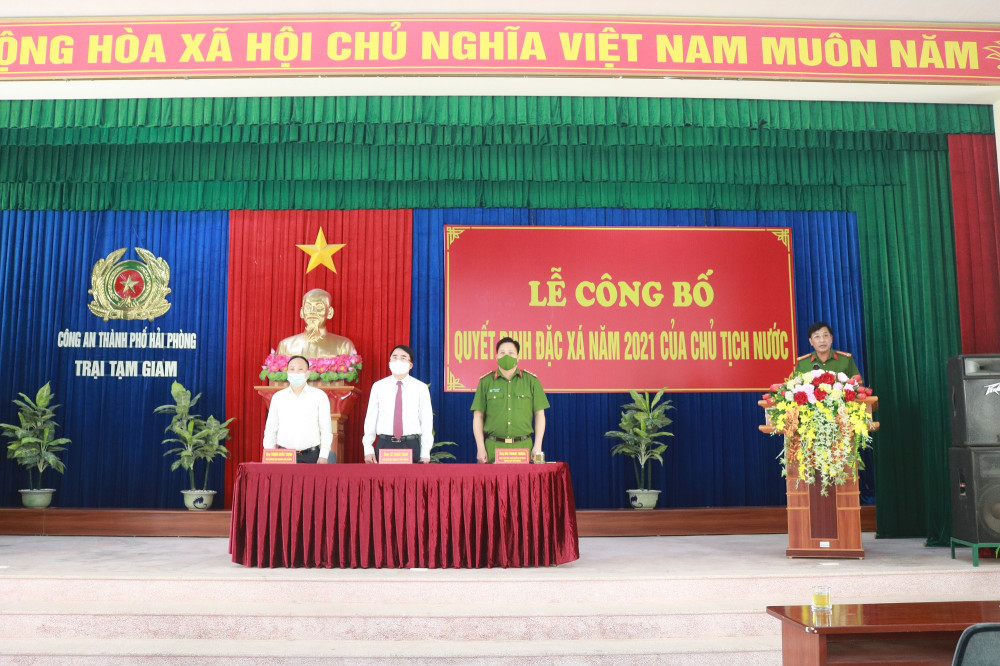 Giám thị Trại Tạm giam CATP - Thượng tá Đỗ Văn Hùng công bố Quyết định của Chủ tịch nước về đặc xá năm 2021, công bố danh sách phạm nhân được đặc xá