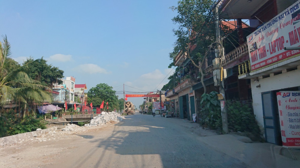 Nhà thầu đã tiến hành kè bờ mương và giải đá cấp phối triển khai dự án khi chưa có mặt bằng sạch phía nhà dân. Nhà thầu đã tiến hành kè bờ mương và giải đá cấp phối triển khai dự án khi chưa có mặt bằng sạch phía nhà dân.