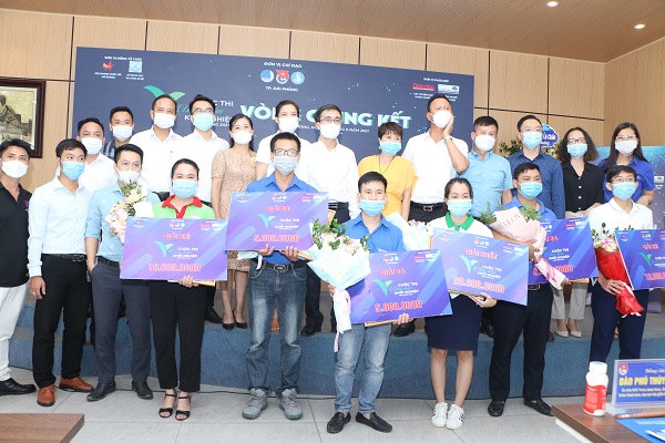 Ban tổ chức trao giải vòng Chung kết cuộc thi “Ươm mầm Khởi nghiệp Hải Phòng” năm 2021