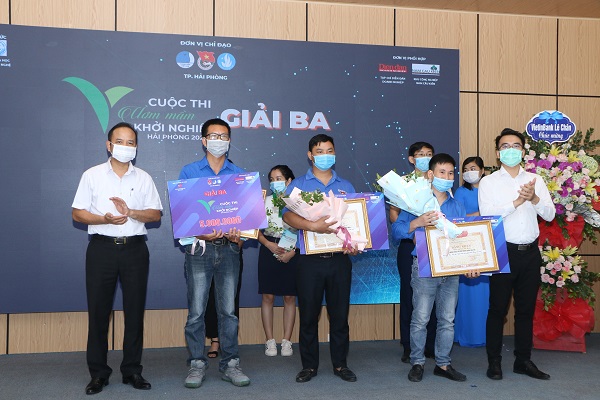 Ban tổ chức trao giải vòng Chung kết cuộc thi “Ươm mầm Khởi nghiệp Hải Phòng” năm 2021