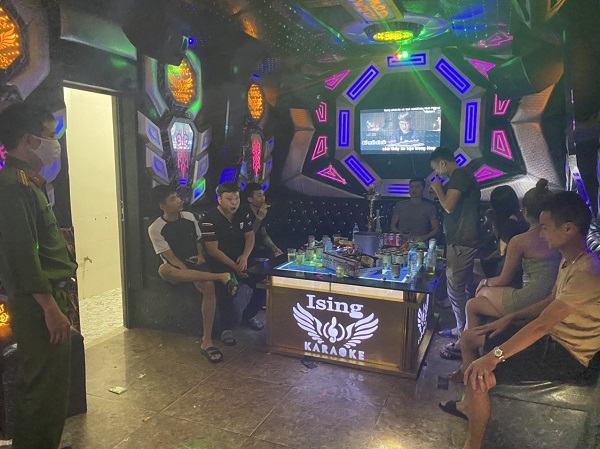 Lực lượng chức năng kiểm tra cơ sở kinh doanh karaoke ISING