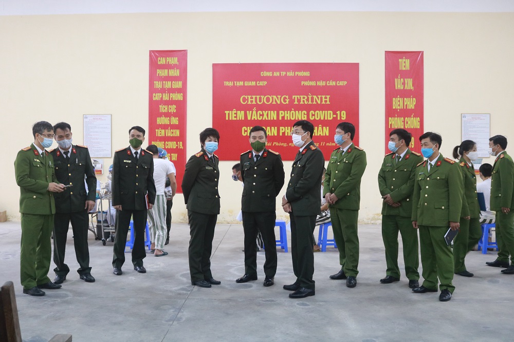 Thượng tá Lê Trung Sơn - Phó Giám đốc CATP cùng lãnh đạo một số phòng nghiệp vụ chức năng CATP thăm, kiểm tra chương trình tiêm chủng vắc xin phòng Covid-19 cho người bị tạm giam, tạm giữ, phạm nhân đang thi hành án phạt tù tại Trại Tạm giam