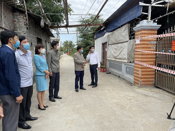 Lãnh đạo quận Dương Kinh và phường Tân Thành kiểm tra các trường hợp cách ly y tế tại nhà trên địa bàn phường Tân Thành.
