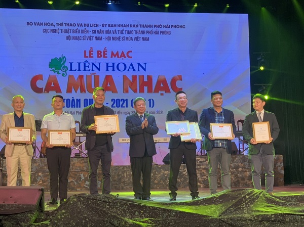 03- Hội Văn học nghệ thuật Việt Nam trao tặng 3 giải Ngôi sao hi vọng, 3 giải Nhạc sĩ sáng tác xuất sắc nhất, 1 giải Nhạc trưởng xuất sắc nhất và 1 giải Chỉ đạo nghệ thuật suất sắc nhất cho các cá nhân tham gia Liên hoan