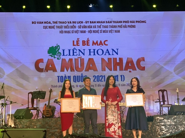 Ban tổ chức trao tặng Huy chương Đồng cho 4 Đoàn nghệ thuật