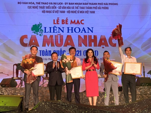 Ban tổ chức trao tặng Huy chương Bạc cho 4 Đoàn nghệ thuật tham dự tại Liên hoan