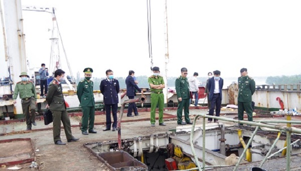 Lực lượng chức năng kiểm tra trên tàu CHUNG CHING
