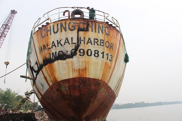 Tàu CHUNG CHING bị cắt phá